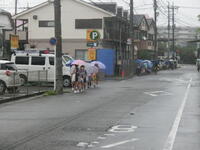 道路の端を一列で歩きます